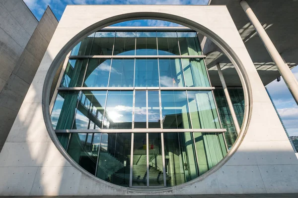 Berlin, Almanya - Haziran 2018: Berlin, Almanya 'daki Marie Elisabeth Lueders Evi' nin dış mimarisi, modern mimarisi