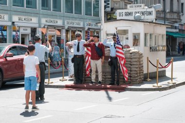 Berlin, Almanya - Haziran 2018: Berlin, Almanya 'da eski bir sınır kapısı olan Kontrol Noktası Charlie