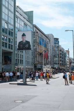 Berlin, Almanya - Haziran 2018: Berlin, Almanya 'da eski bir sınır kapısı olan Kontrol Noktası Charlie