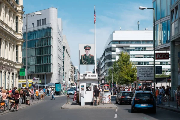 Berlin Tyskland Juni 2018 Checkpoint Charlie Före Detta Gränskontrollstation Berlin — Stockfoto