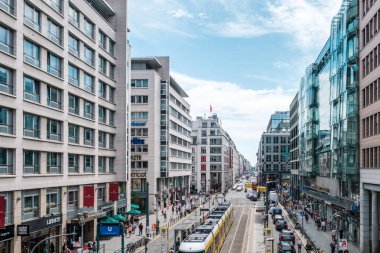 Berlin, Almanya - Haziran 2018: Almanya 'nın başkenti Berlin' de güneşli bir yaz gününde Friedrichstrasse 'de işlek alışveriş merkezi / sokak manzarası