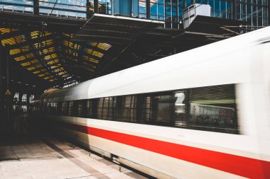 tren istasyonunda tren kalkış - tren platformu bırakarak hareket bulanıklığı