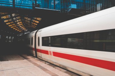 Berlin, Almanya - Haziran 2018: ICE treni Berlin, Almanya 'daki Friedrichstrasse istasyonundan kalkıyor