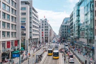 Berlin, Almanya - Haziran 2018: Almanya 'nın başkenti Berlin' de güneşli bir yaz gününde alışveriş alanı / Friedrichstrasse 'de kalabalık sokak