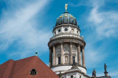Berlin, Almanya - Haziran 2018: Berlin'deki tarihi meydanda Gendarmenmarkt'taki Fransız Kubbesi, Almanya
