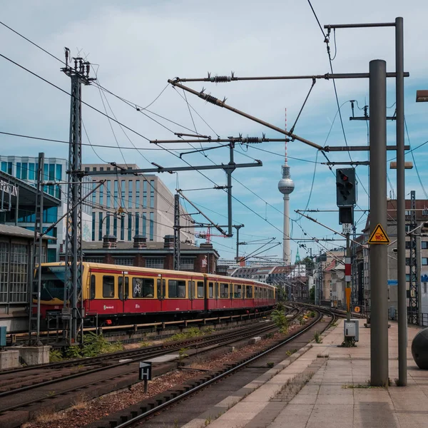 Berlin Deutschland Juni 2018 Bahn Bahn Der Nähe Des Fernsehturms — Stockfoto