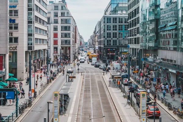 德国柏林 2018年6月 德国柏林阳光明媚的夏日 弗里德里希大街繁忙的购物区 街道风景 — 图库照片