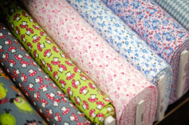 piyasada desenli tekstil kumaş rulo  -