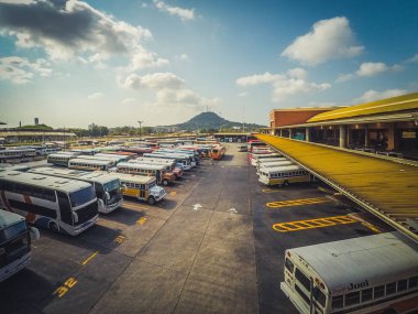 Panama Şehri - Mart 2018: Panama City 'deki otobüs ve tren istasyonu Albrook' ta birçok renkli eski otobüs
