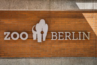 Berlin, Almanya - Temmuz 2018: Berlin Hayvanat Bahçesi Logosu / Zoolojik Bahçe Berlin, Almanya'da bina cephesi