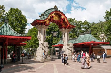 Berlin, Almanya - Temmuz 2018: Berlin Hayvanat Bahçesinin Giriş Kapısı (Fil Kapısı)