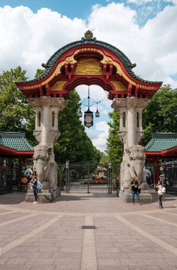 Berlin, Almanya - Temmuz 2018: Berlin Hayvanat Bahçesinin Giriş Kapısı (Fil Kapısı)