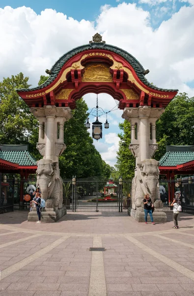 Berlin, Almanya - Temmuz 2018: Berlin Hayvanat Bahçesinin Giriş Kapısı (Fil Kapısı)