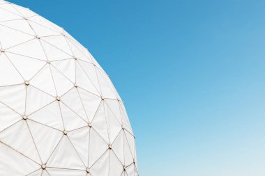 Eski radar istasyonunun kulesi - dinleme istasyonunda kubbe / kubbe