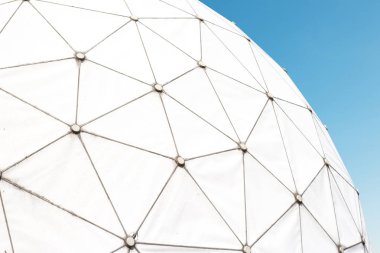 Eski radar istasyonunun kulesi - dinleme istasyonunda kubbe / kubbe