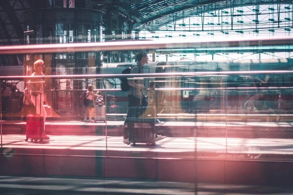 Berlin, Almanya - Temmuz 2017: Almanya 'nın başkenti Berlin' deki tren istasyonunda (Hauptbahnhof) bavul taşıyan insanlar