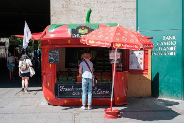Berlin, Almanya - Temmuz 2017: Çilek şeklinde kırmızı bir Erdbeer-Hof çilek kulübesi, Karl'ın çileklerini Berlin,Almanya'da satıyor