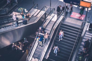Berlin, Almanya - Temmuz 2017: Berlin, Almanya 'da ana tren istasyonunda (Hauptbahnhof) yürüyen merdivenle yürüyen insanlar