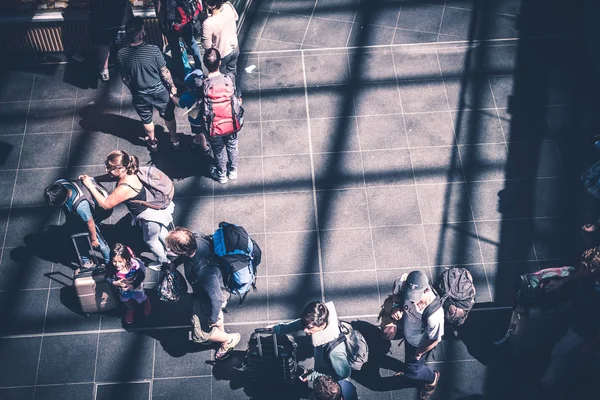 Berlim Alemanha Julho 2017 Pessoas Com Viagens Bagagem Principal Estação — Fotografia de Stock