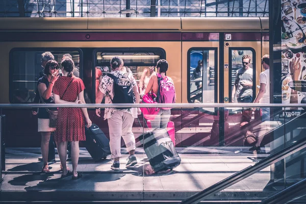 Viajando pessoas com bagagem na plataforma da estação ferroviária na principal — Fotografia de Stock