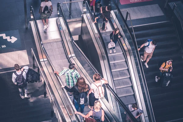 Berlin, Almanya - Temmuz 2017: Berlin, Almanya 'da ana tren istasyonunda (Hauptbahnhof) yürüyen merdivenle yürüyen insanlar