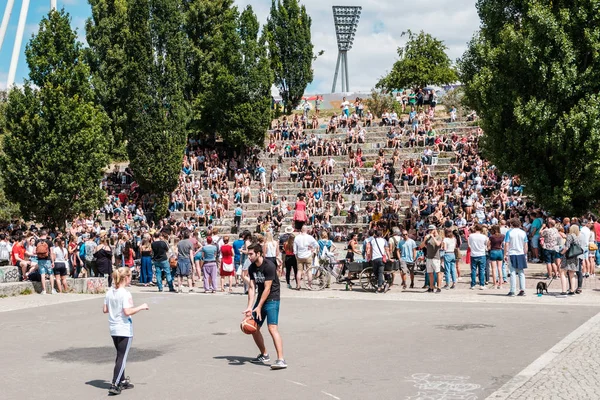 Berlín Alemania Julio 2018 Niño Niña Jugando Baloncesto Parque Junto — Foto de Stock