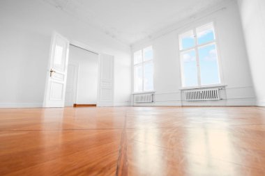 Tadilattan sonra boş oda - ahşap zeminli yenilenmiş daire