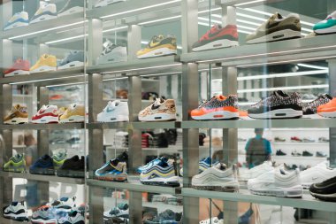 Berlin, Almanya - Temmuz 2018: Nike spor ayakkabı koleksiyonu / spor ayakkabıları Berlin 'deki mağazanın vitrininde