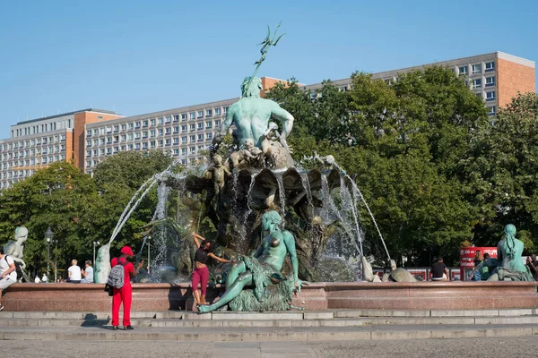 Berlim Alemanha Agosto 2018 Casal Turístico Fotografado Fonte Neptuno Neptunbrunnen — Fotografia de Stock