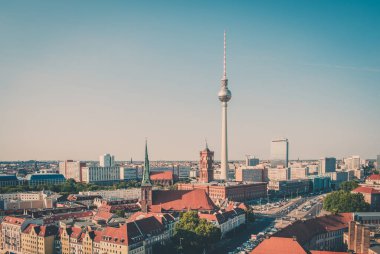 Berlin gökyüzü televizyon kulesi ve kırmızı belediye binasıyla dolu.