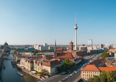 Berlin şehrinin gökyüzü ve televizyon kulesi yaz günü.