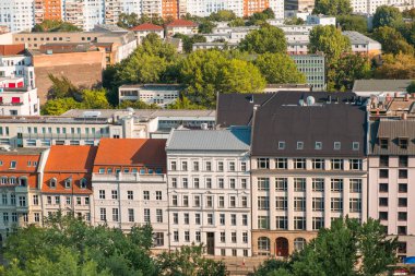 Şehir manzarası - Berlin 'deki binaların çatıları