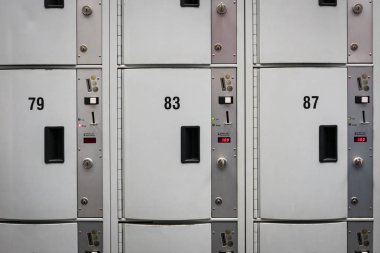 Tren istasyonundaki dolaplar ya da dolaplar.