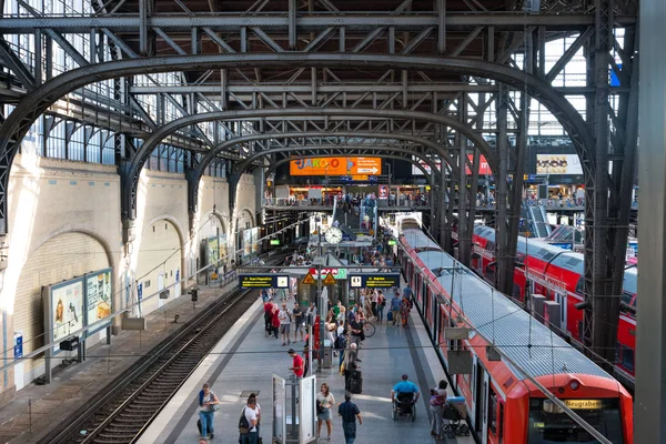 Hamburgo Alemanha Agosto 2018 Comboios Passageiros Principal Estação Ferroviária Hamburgo — Fotografia de Stock