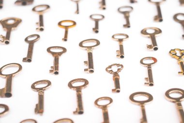 Beyaz arkaplandaki anahtarlar - anahtar desen ,