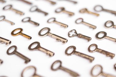 Beyaz arkaplandaki anahtarlar - anahtar desen