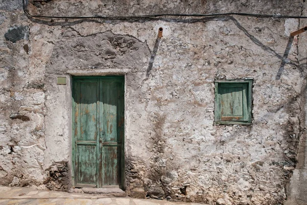 Casa Velha Com Porta Madeira Fachada Resistida Aldeia Rural — Fotografia de Stock