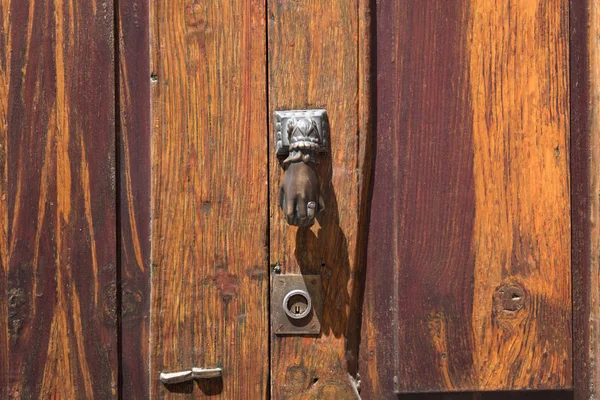 Metalowy Pokrętło Drewniane Drzwi Zbliżenie — Zdjęcie stockowe