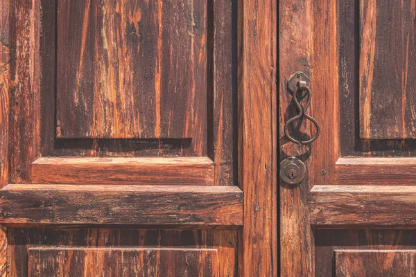 Stare Drewno Drzwi Zbliżenie Metalową Gałką — Zdjęcie stockowe