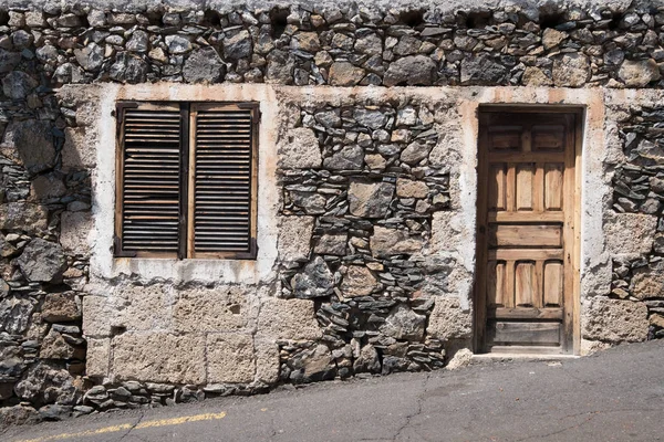 Stary Dom Drewnianymi Drzwiami Kamienną Fasadą — Zdjęcie stockowe