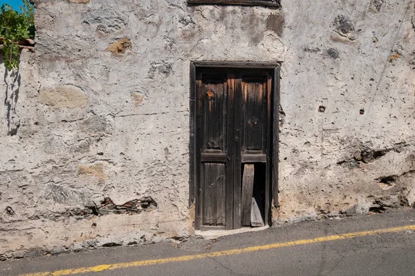 Stare Drewniane Drzwi Fasadzie Ruiny Budynku Opuszczony Dom — Zdjęcie stockowe