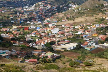 Kırsal alanda küçük bir köyde hava manzarası -