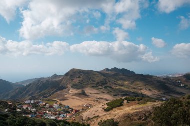 Vadi, tepeler ve köy üzerindeki manzara manzarası - Kuzey Tenerife 'nin kırsal kesimi