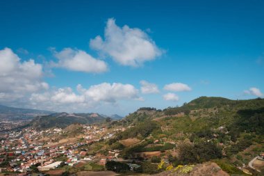 Vadi, tepeler ve köy üzerindeki manzara manzarası - Kuzey Tenerife 'nin kırsal kesimi