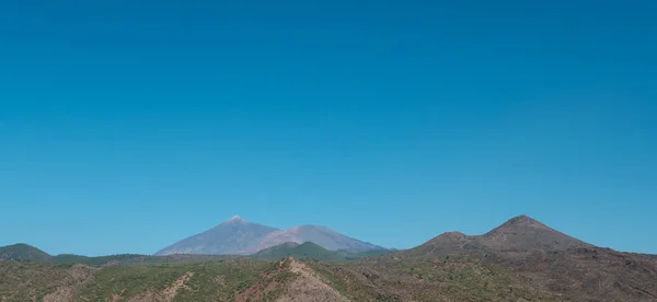 Paisaje Verano Con Cielo Azul Claro Fondo Montaña Pico Del — Foto de Stock