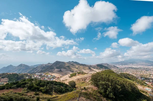 Yazın vadi, tepeler ve köy manzaralı.