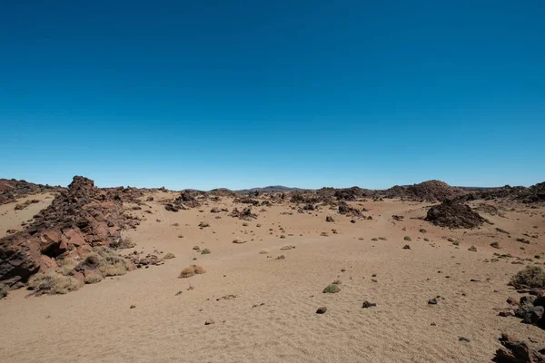 Pustynny Krajobraz Wulkanicznych Skał Czyste Błękitne Niebo Przestrzeń Kopiowania — Zdjęcie stockowe