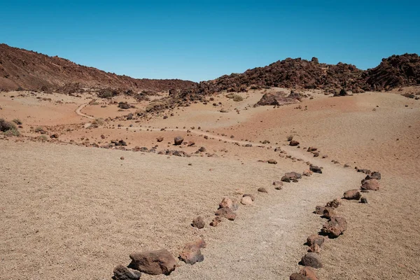 Ścieżka Spacerowa Pustynnym Krajobrazie Chodnik Skalistej Pustyni — Zdjęcie stockowe