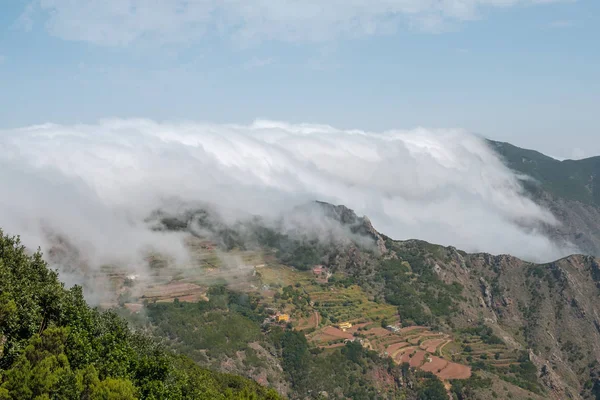 Nubes Pasando Montañas Bosque Montaña Paisaje — Foto de Stock