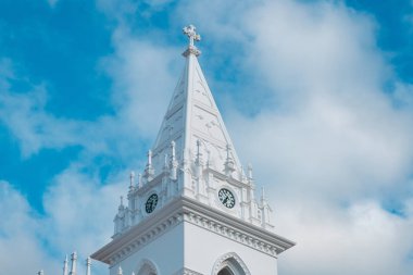 Mavi gökyüzü arka planında beyaz kilise kulesi  -